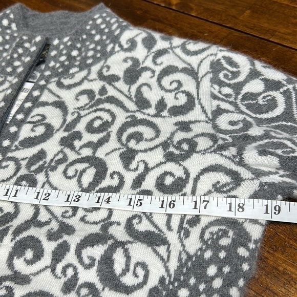 Icelandic design cardigan full front 2 way zipper angora soft grey and white. - Picture 11 of 13